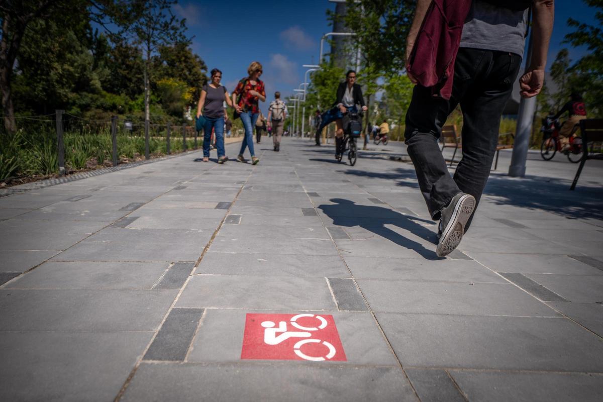 La minúscula y confusa señal que indica el carril bici en Glòries.