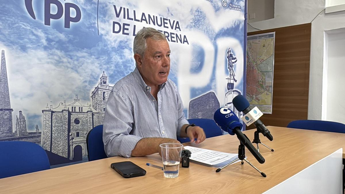 Manuel Lozano, portavoz del PP de Villanueva, en sala de prensa este lunes.