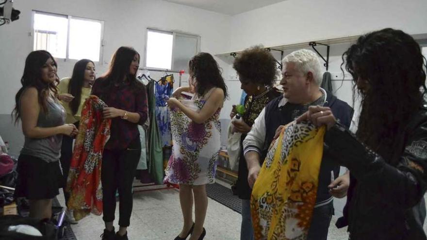 Las modelos se disponen a preparar los trajes para lucirlos en el desfile.