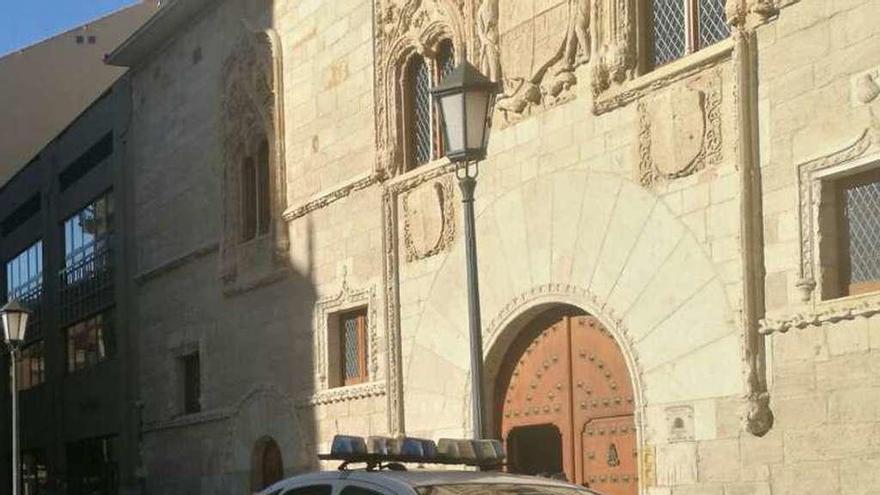 Un coche patrulla de la Policía Nacional a la puerta de la Audiencia.