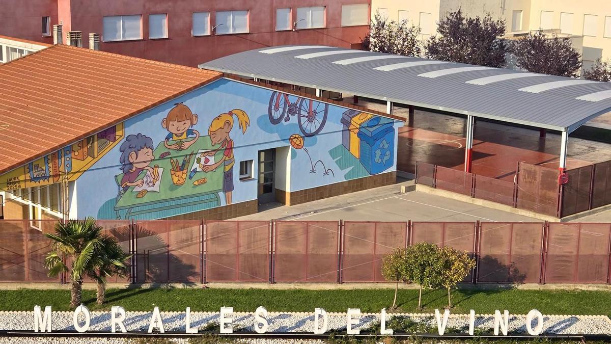 Mural realizado por la zamorana Laura Merayo en la fachada del CEIP Morales del Vino.