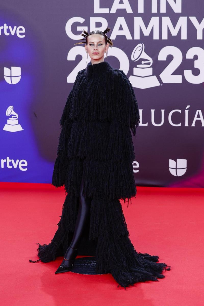 Milena Smit, cubierta de negro con un vestido de Saint Laurent y joyas de Bulgari