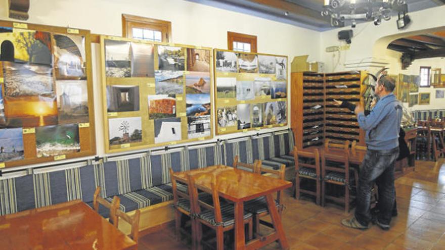 La exposición se puede ver durante estas fiestas en el restaurante Ca n´Anneta de Sant Carles.