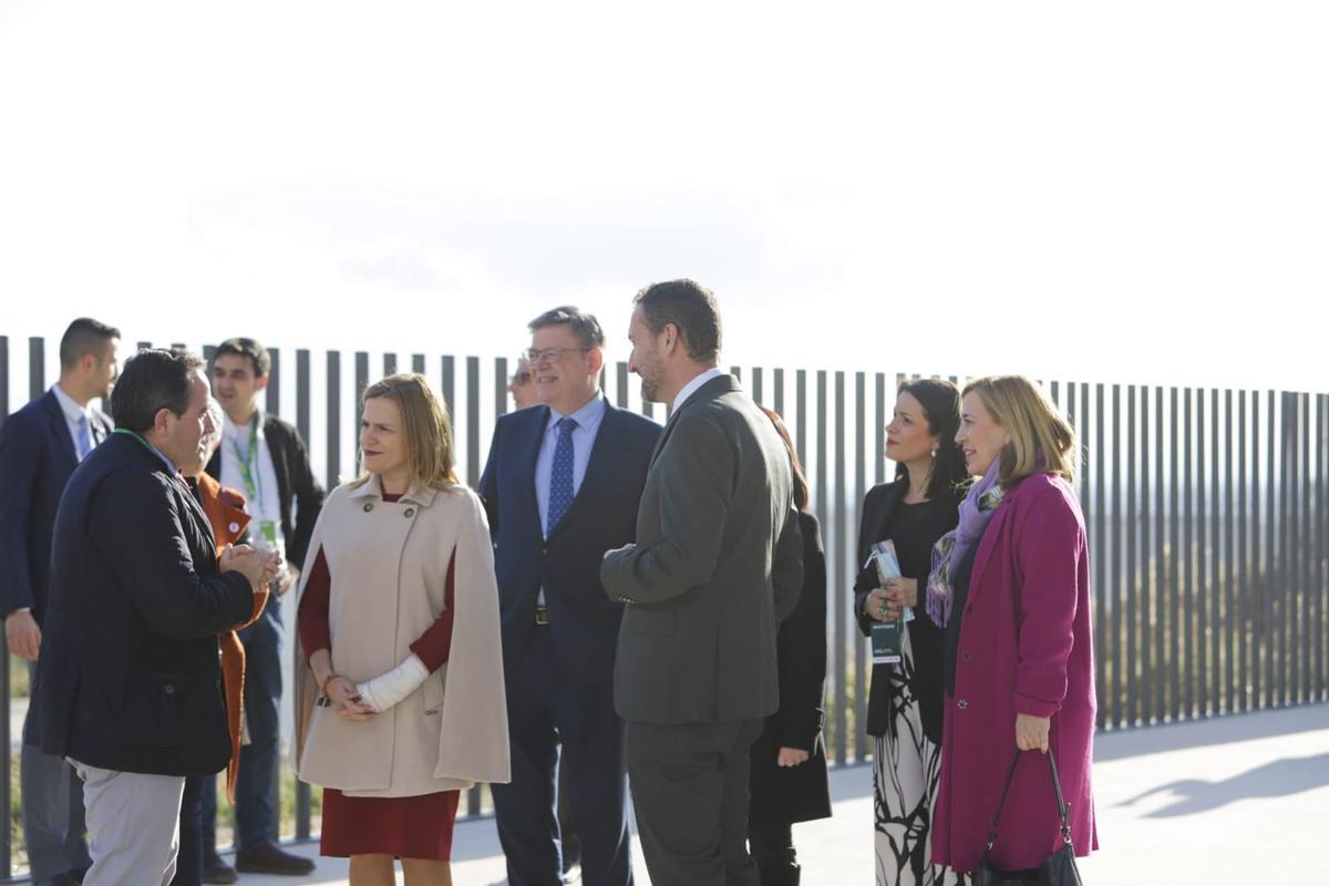 La comitiva ilicitana y oriolana en la estación del AVE en Elche, junto al jefe del Consell, Ximo Puig.