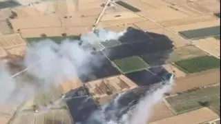 Los Bombers trabajan en un incendio en un área agrícola en Bellpuig (Lleida)