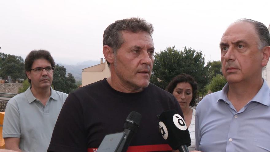 El oficial del Consorcio Provincial de Bomberos, Juan Carlos Escudero, explica la situación del fuego en Teresa de Cofrentes