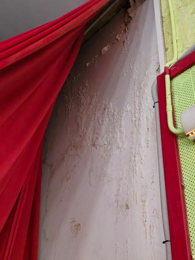 Humedades y goteras en el instituto de Miralbueno.