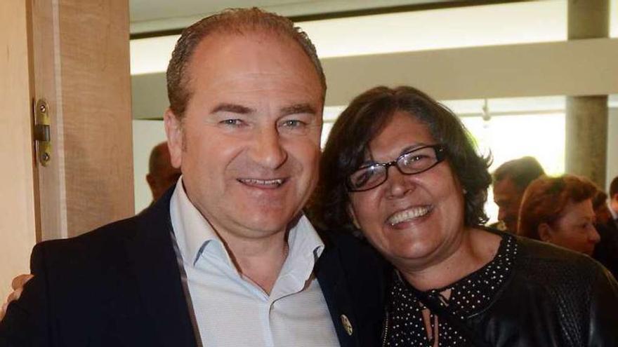 Manuel Carrera y Eva García de la Torre, ayer, durante un acto celebrado en la delegación de Educación. // Rafa Vázquez