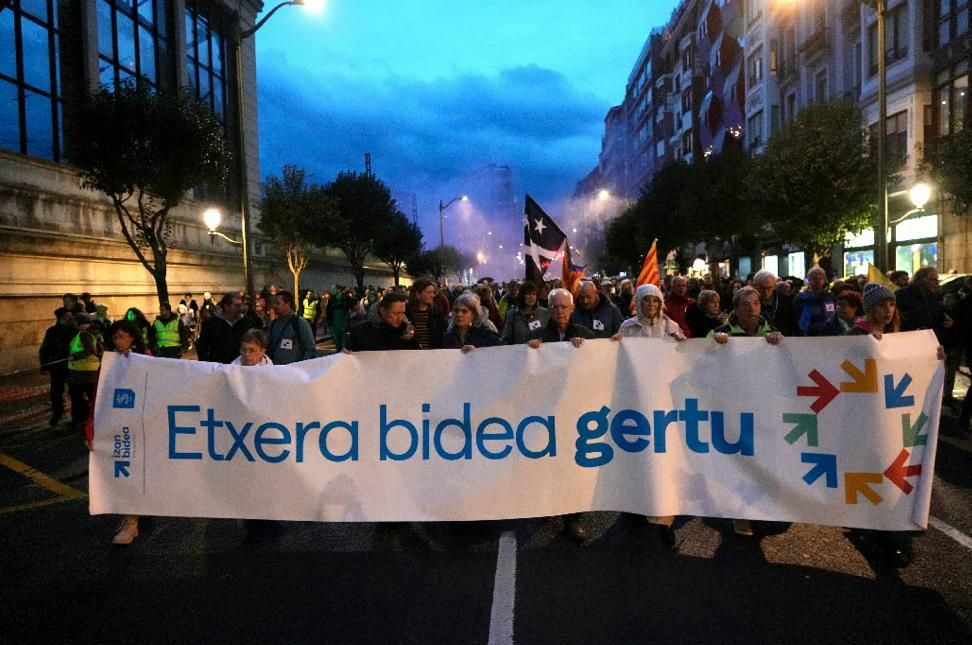 Aspecto de la manifestación en contra de la política de dispersión de los presos de ETA, ayer en Bilbao