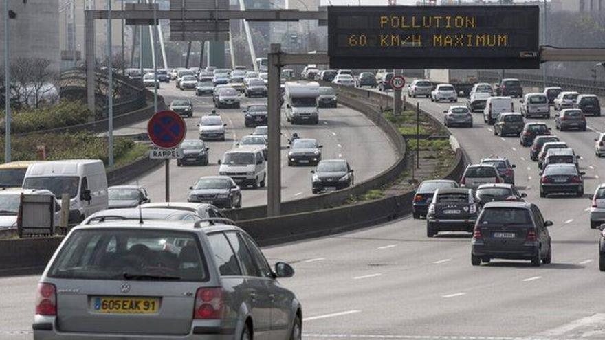 París impone este lunes el tráfico alterno de vehículos por la elevada polución