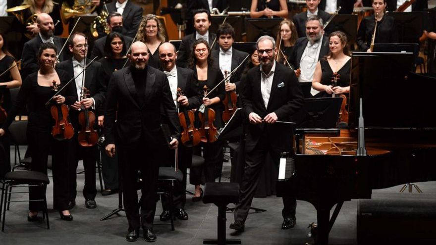 Gerstein y Slobodeniouk saludan durante el concierto. |   // VÍCTOR ECHAVE