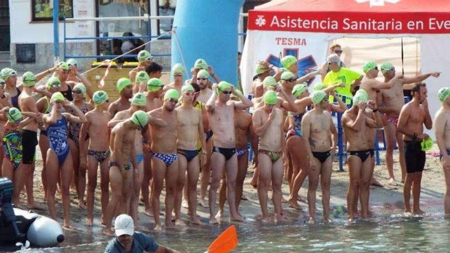 Los nadadores en los momentos previos de la prueba disputada el sábado en el Port d&#039;Andratx.