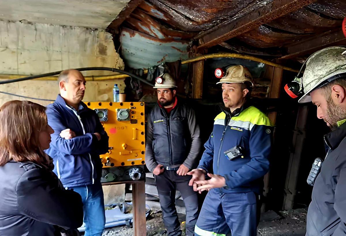 EN IMÁGENES: La delegada del Gobierno, Adriana Lastra, visita a los mineros encerrados en Mina Miura, en Ibias EN IMÁGENES: La delegada del Gobierno, Adriana Lastra, visita a los mineros encerrados en Mina Miura, en Ibias