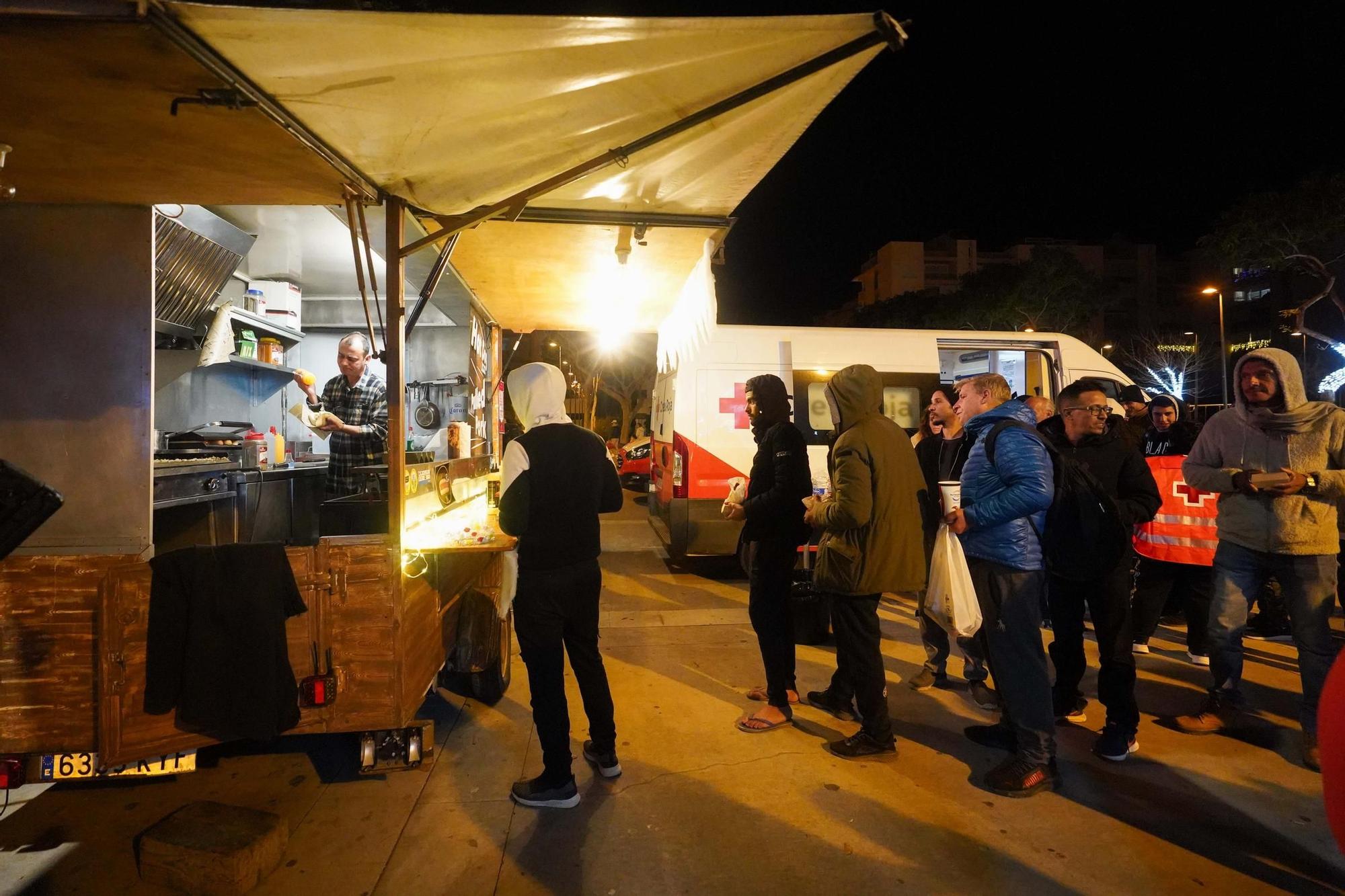 Descubre las fotos de la comida de Cruz Roja para los sin hogar de Ibiza