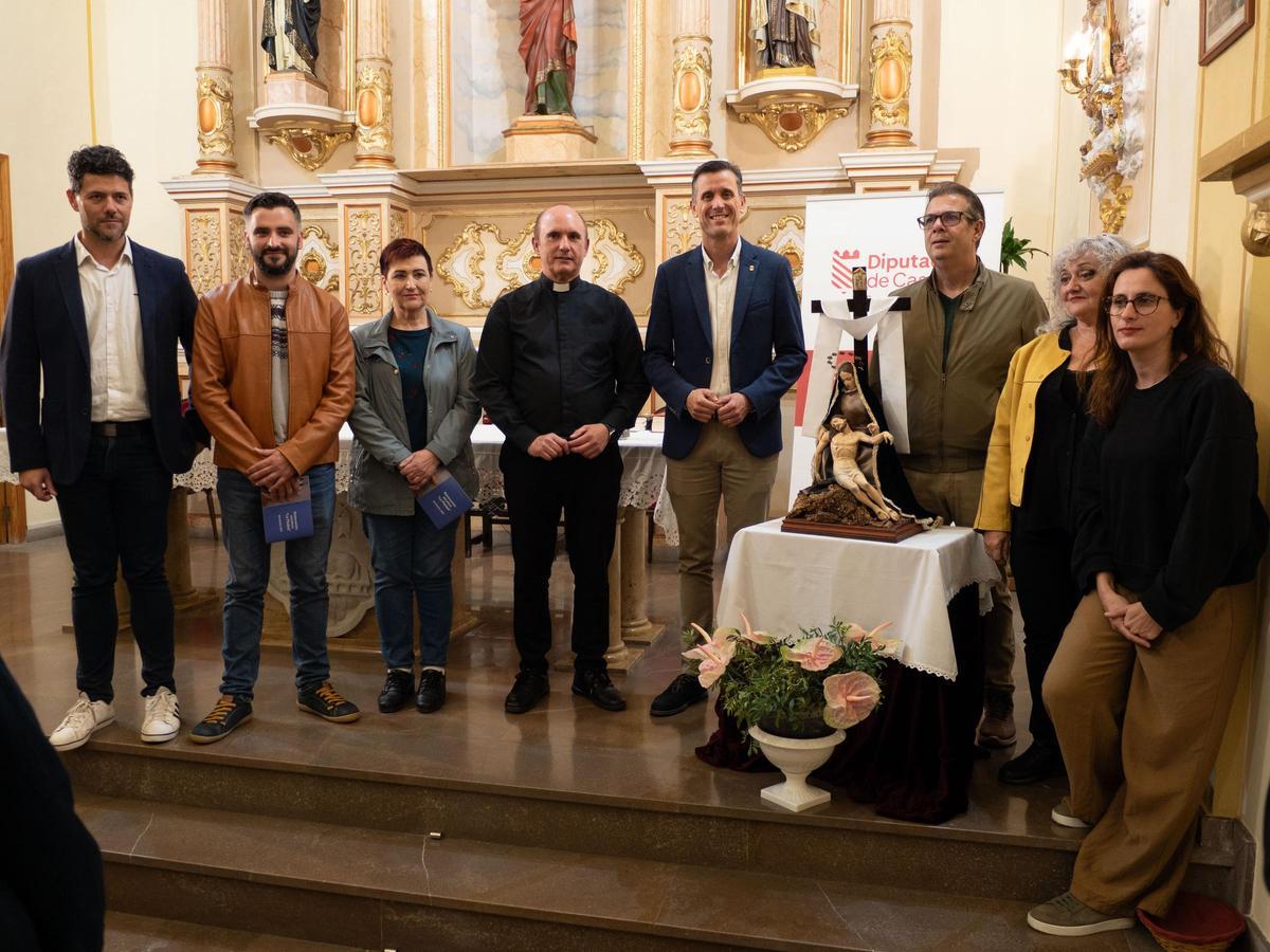 El diputado de cultura, Alejandro Clausell, junto al párroco de Alfondeguilla durante la entrega de la obra restaurada en la ermita del Cristo del Calvari.