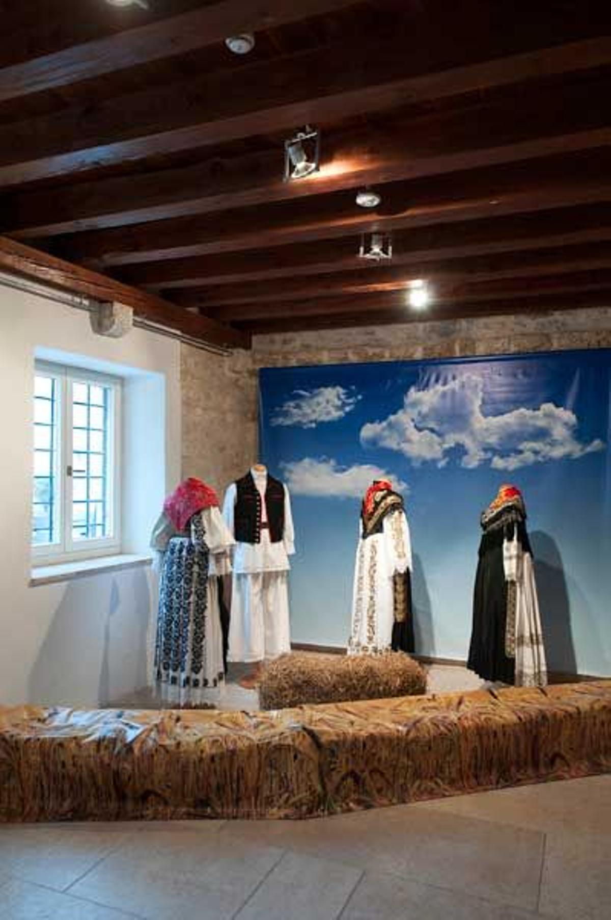 El Museo Etnográfico alberga una colección de antiguas fotografías de la ciudad de Split y trajes tradicionales.