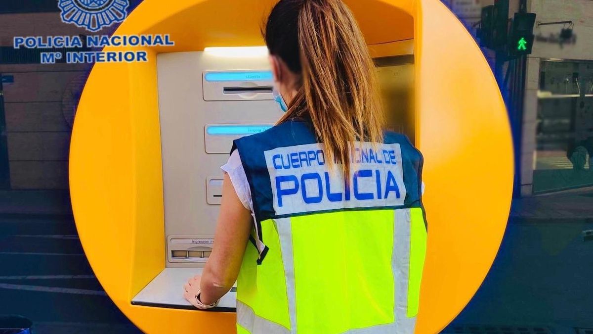 An agent of the National Police Corps, at an ATM in Elche An agent of the National Police Corps, at an ATM in Elche