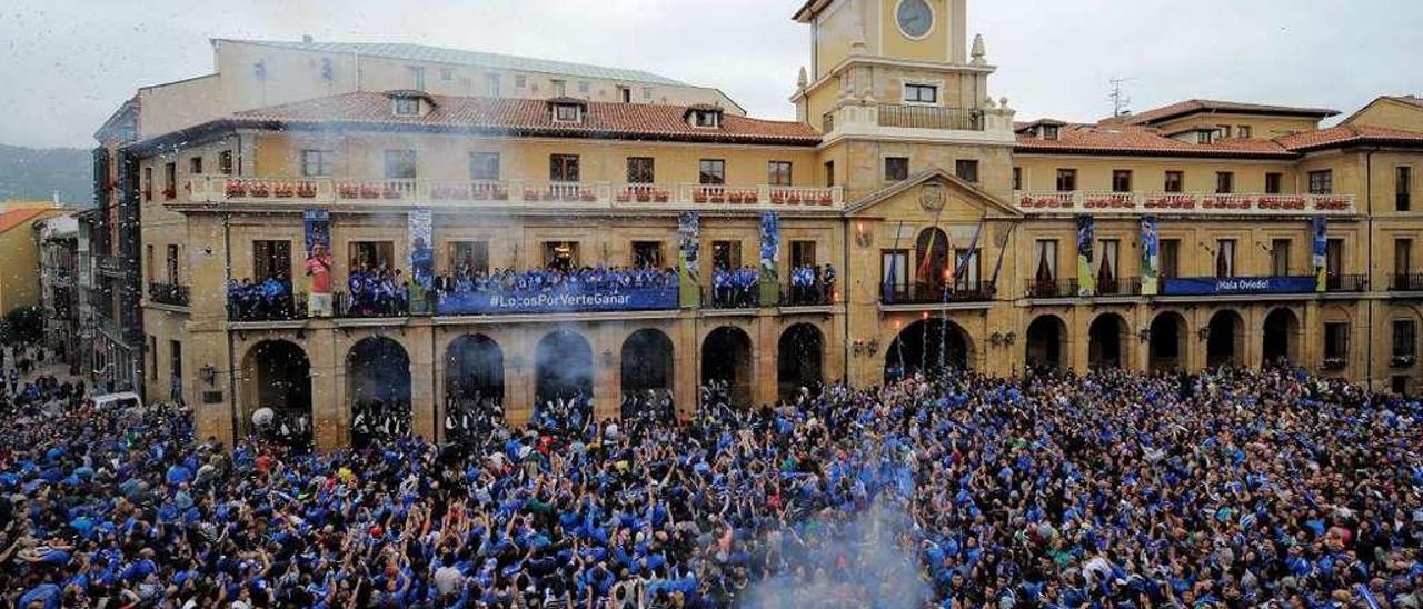 La plaza del Ayuntamiento de Oviedo, llena de aficionados carbayones celebrando el ascenso a Segunda en 2015.