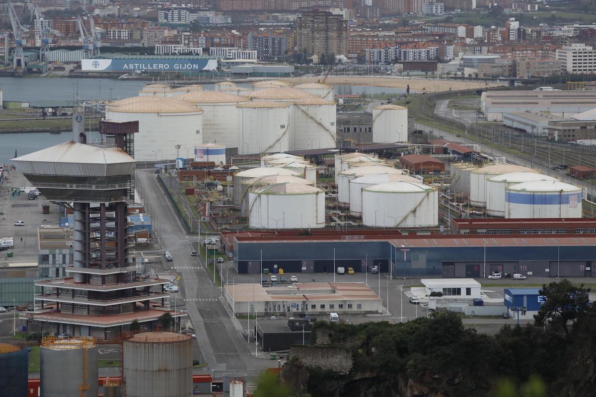 Tanques de almacenamiento de combustible en el puerto de El Musel.