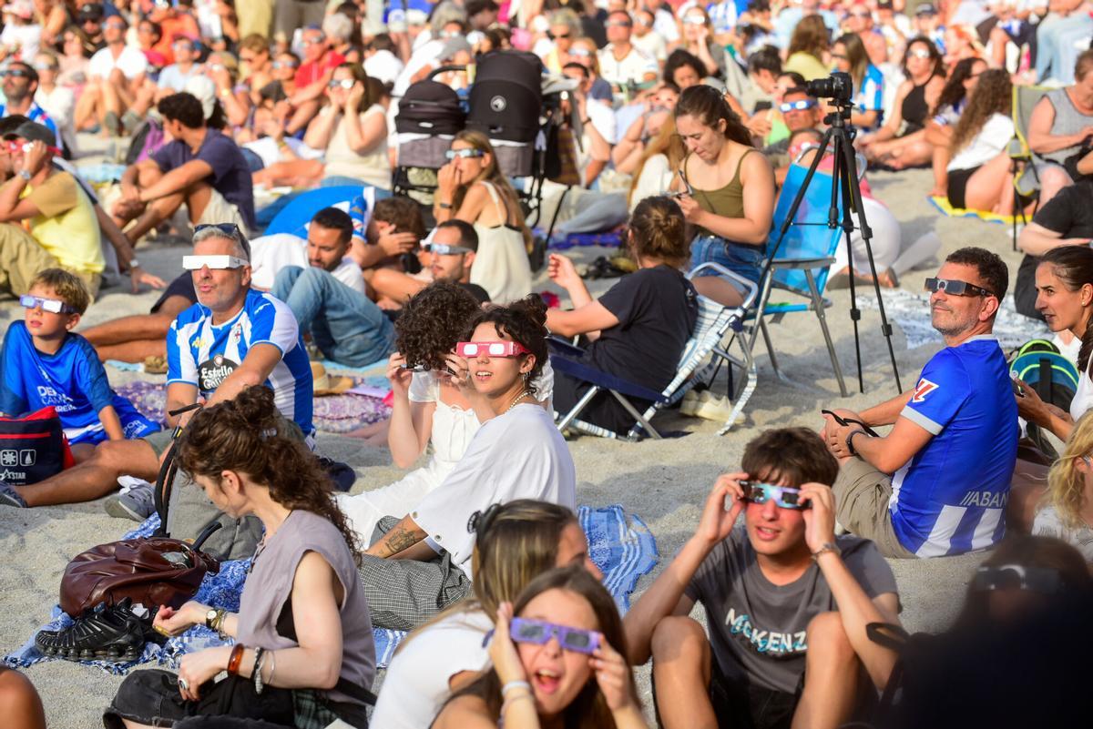 Más de 225.000 personas vivieron el eclipse solar total en las calles de la ciudad Más de 225.000 personas vivieron el eclipse solar total en las calles de la ciudad