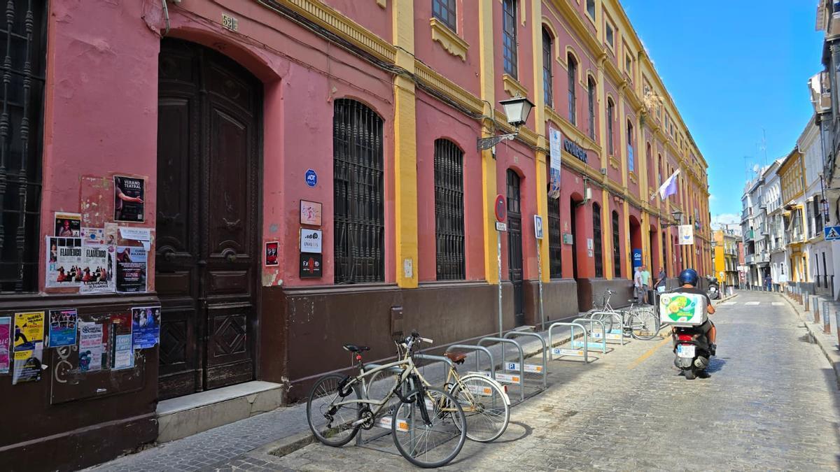 Fachada de los corralones situados en la calle Castellar, en el centro de Sevilla.