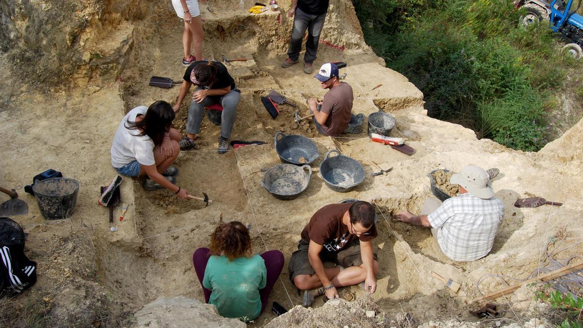 Investigadors al jaciment d'Incarcal.