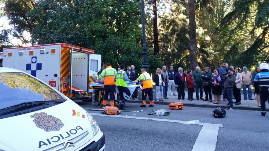 Herido grave al ser arrollado por un autobús en Oviedo