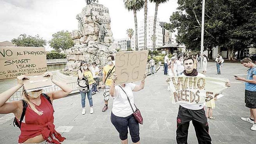 Decenas de personas se concentran en Palma en contra la tecnología 5G