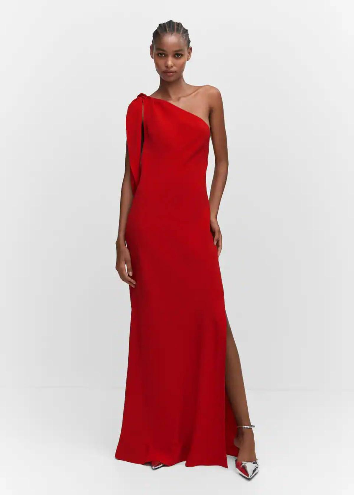 Vestido de diseño asimétrico, tirante ancho, cierre de lazo ajustable y abertura lateral.