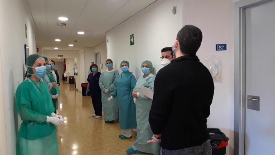 Aplauso para los primeros pacientes curados de coronavirus en QuirónSalud en Torrevieja