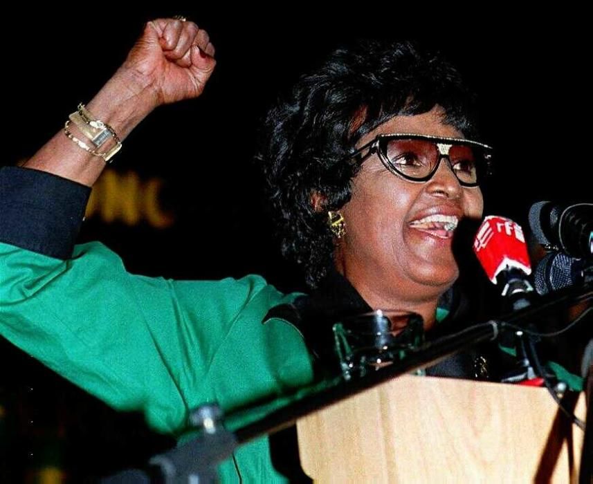 Winnie Mandela durante una conferencia del Congreso Nacional Africano en 1990. AFP/WALTER DHLADHLA