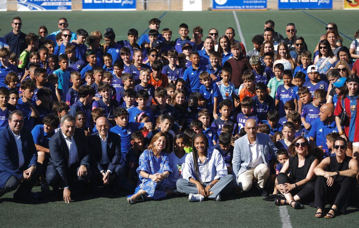 En imágenes | Salma Paralluelo ya da nombre al campo de fútbol de San José En imágenes | Salma Paralluelo ya da nombre al campo de fútbol de San José