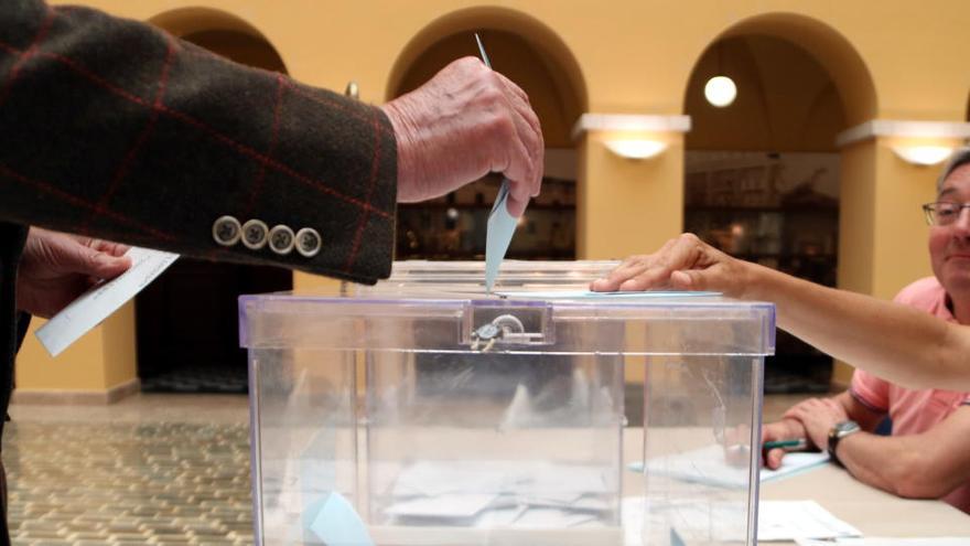 Un votant a les eleccions municipals del 26 de maig del 2019 |