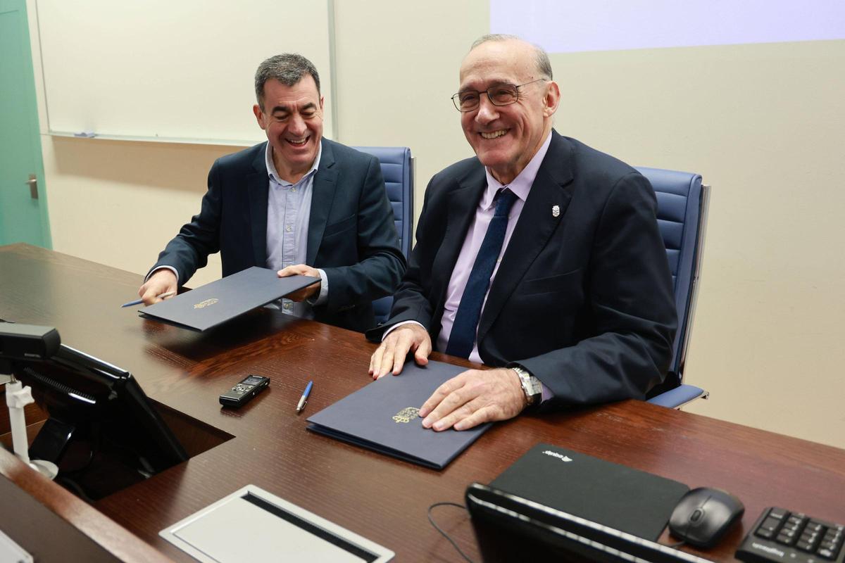 Román Rodríguez y Manuel Reigosa, durante la firma del convenio en el campus.