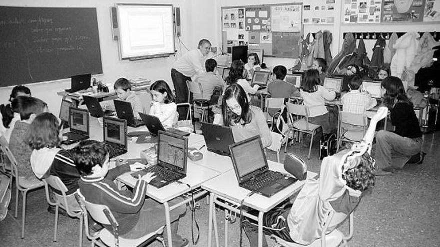 Los escolares trabajan en sus ordenadores en una clase impartida en el Colegio San Félix.