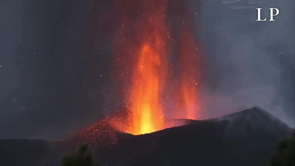 El volcán en erupción en La Palma desde el volcán de Tijuya.