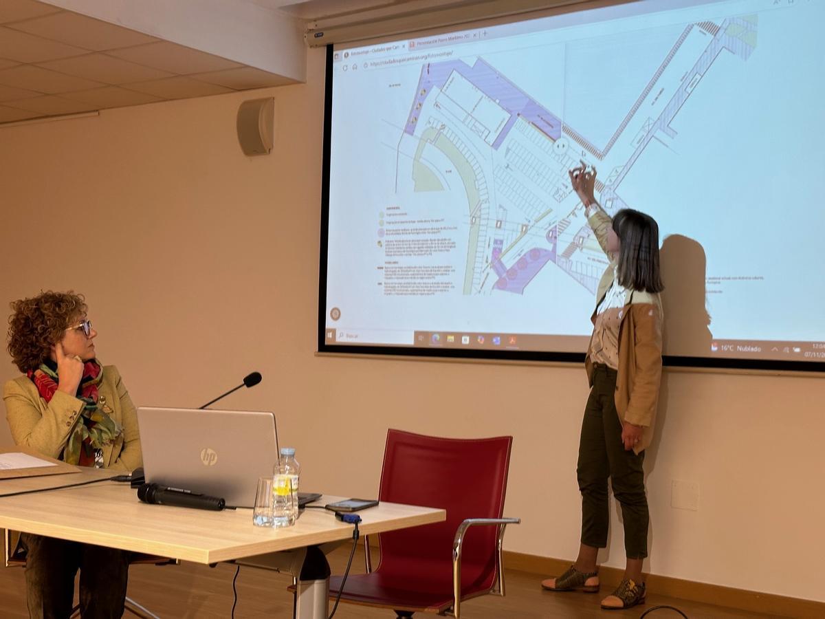 La arquitecta explica a los asistentes a la presentación datos del proyecto.