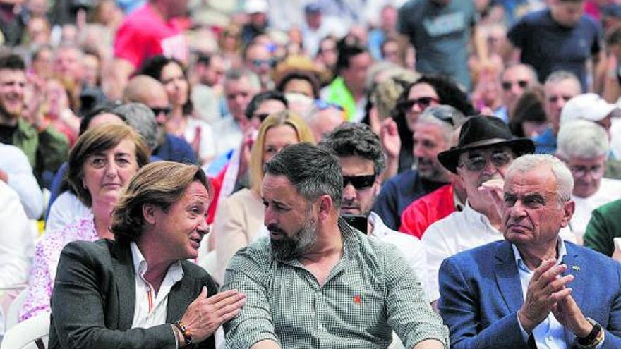 Santiago Abascal, líder nacional de Vox, entre Jorge Campos y Fulgencio Coll. | MANU MIELNIEZUK