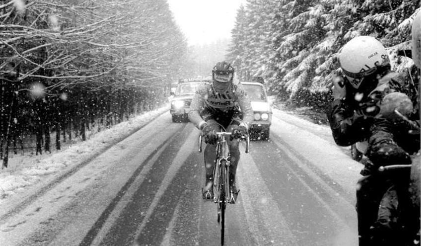 Hinault, en su cabalgada en 
solitario bajo la nieve.