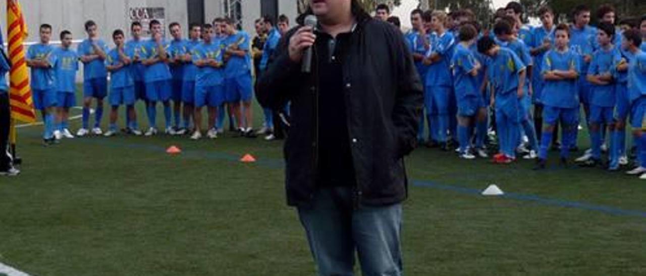 Bailach en un acto en el campo de fútbol.