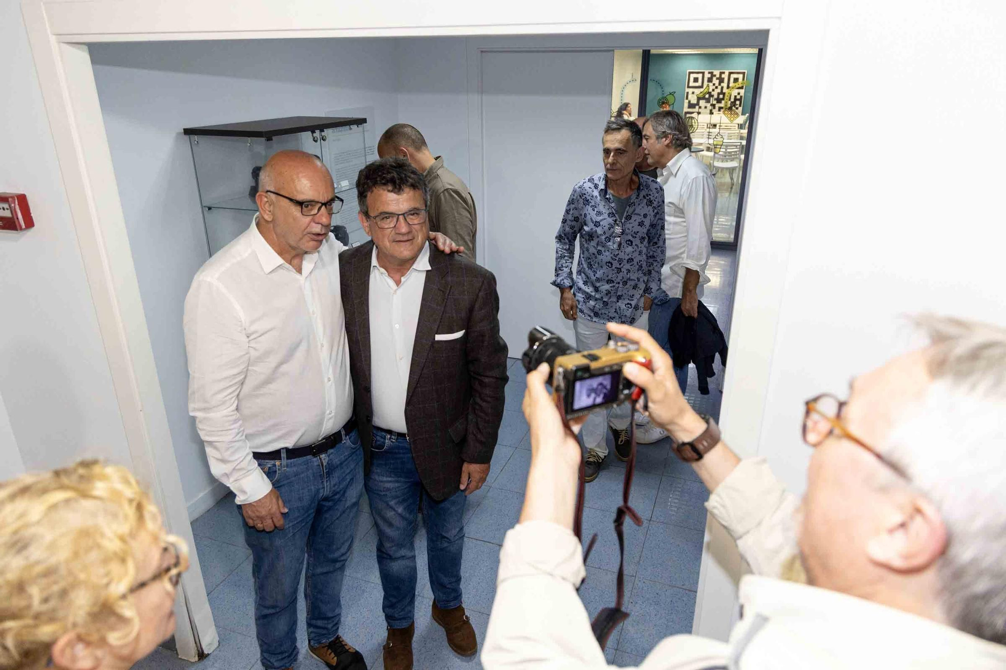 lleno total en la inauguración de INFotoperiodistas 2024,. un año de fotografía de prensa en Alicante