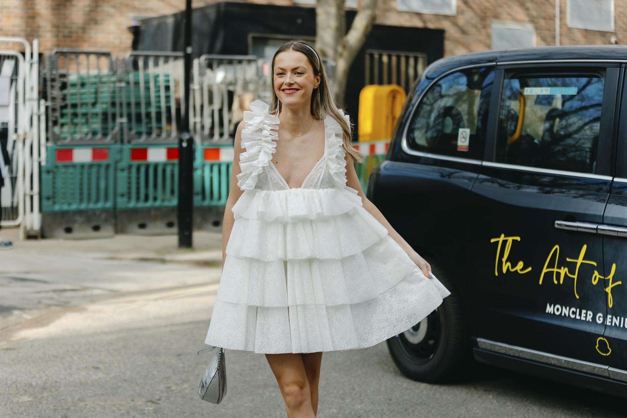 Vestidos blancos de Cortefiel que vas a querer sumar al armario