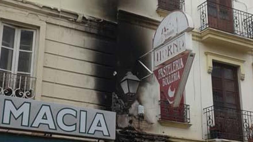 La fachada de la finca aún muestra la marca de humo causada por el incendio.