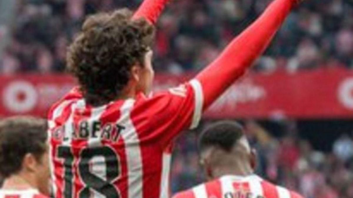 Gelabert celebra uno de sus goles del viernes en El Molinón. | RSG