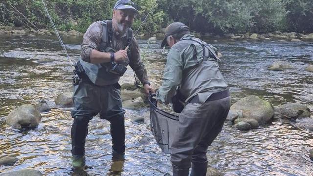 Dos participante durante la competición.  | FEDERACIÓN ASTURIANA DE PESCA