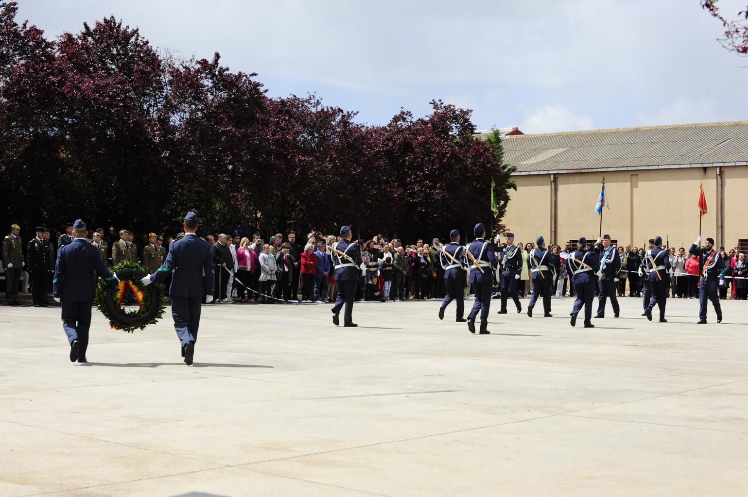 Izado de bandera en Burganes de Valverde