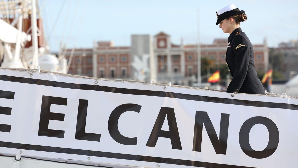 La Princesa Leonor embarcando en el buque escuela 'Juan Sebastián Elcano' en el Puerto de Cádiz, donde iniciará este sábado su instrucción como guardiamarina.