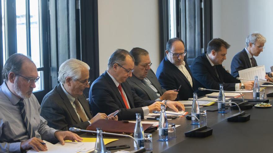 Salvador Navarro y Vicente Boluda, en el centro, en una reciente reunión del consejo de administración de Valenciaport.