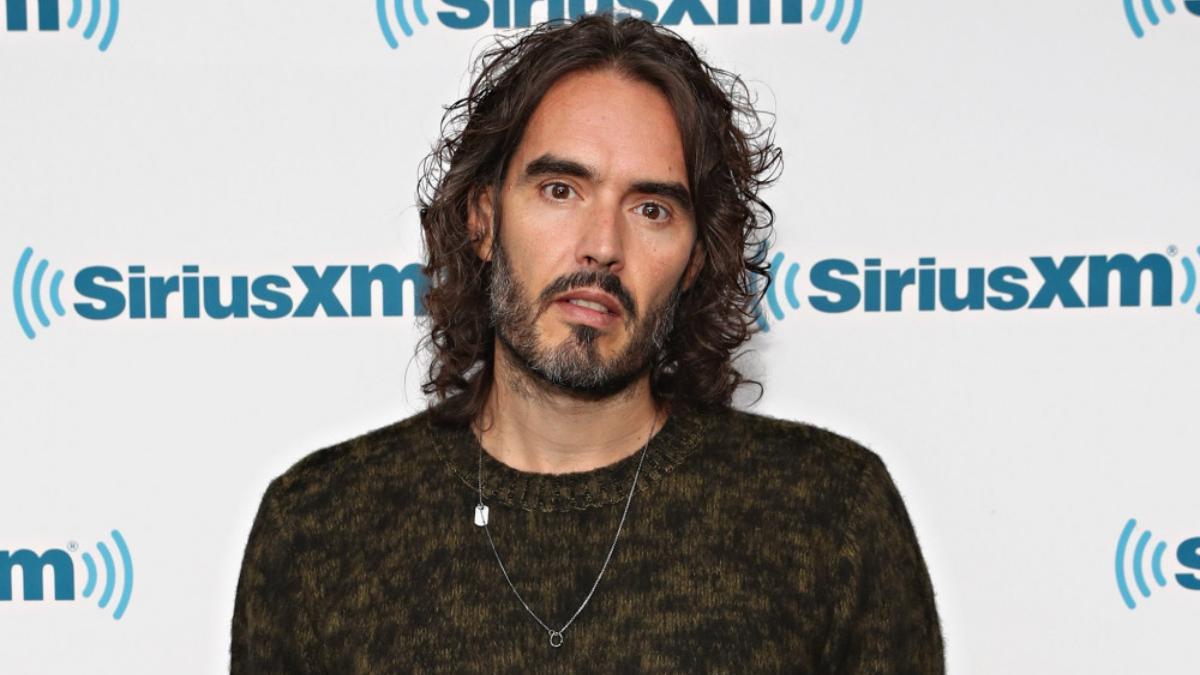 Russell Brand es acusado de violación, agresión sexual y maltrato emocional por cuatro mujeres