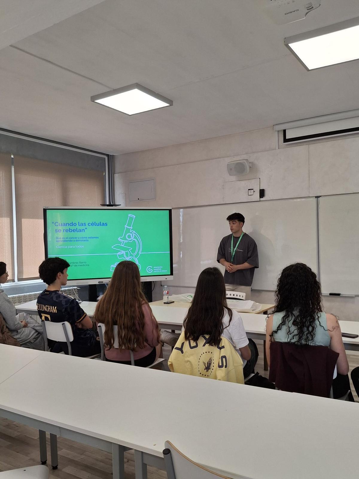 Pablo Miñambres durante las sesiones de divulgación científica en Benavente.